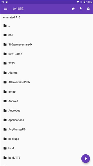 玻璃碗中漂浮的草莓与奶油漩涡特写壁纸